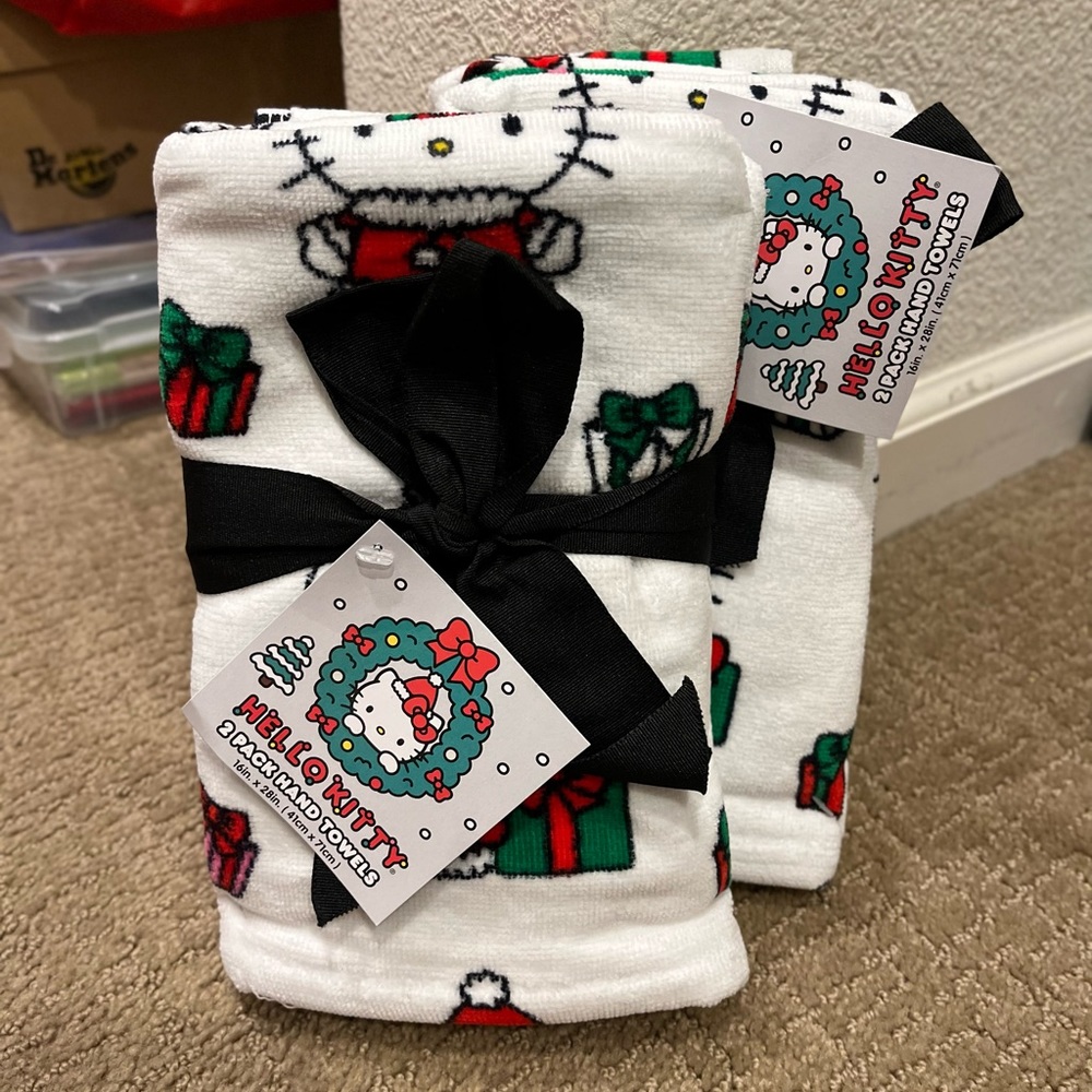 2 pack hello kitty christmas themed hand towels